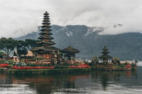 Uluwatu Temple Kecak Dance Bali | Safari Sutra Holidays Kecak fire dance at Uluwatu Temple Bali at sunset — key experience in Bali tour packages from India