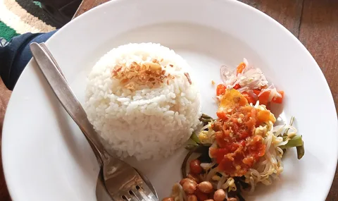 Local Food in Bali | Safari Sutra Holidays Traditional Balinese nasi goreng and local Indonesian food — what Indian travellers eat in Bali