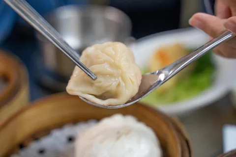 Dim Sum Hong Kong | Safari Sutra Holidays Dim sum and Cantonese yum cha breakfast in Hong Kong — food experiences in Hong Kong tour packages