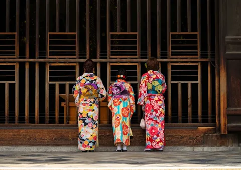 Japanese Culture & Kimono Experience, Kyoto | Safari Sutra Holidays Woman in traditional kimono near Kyoto temple — Japan cultural tour | Safari Sutra Holidays