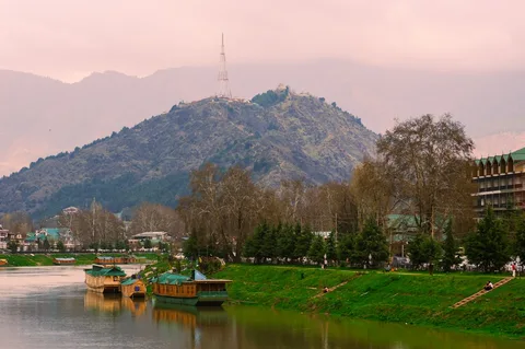 Mughal Gardens Srinagar Kashmir | Safari Sutra Holidays Mughal garden in full bloom with Himalayan backdrop — Srinagar cultural tour