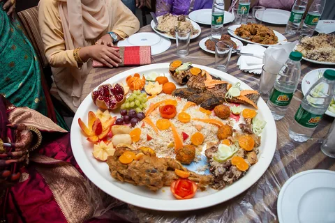 Kashmiri Wazwan Food Experience | Safari Sutra Holidays Traditional Kashmiri wazwan spread with rogan josh and yakhni — Kashmir food tour Safari Sutra