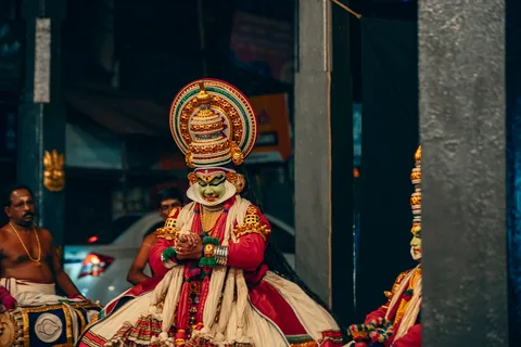 Kathakali Performance Kerala | Safari Sutra Holidays Kathakali dancer in full make-up and costume, Kerala cultural performance — authentic Kerala experience