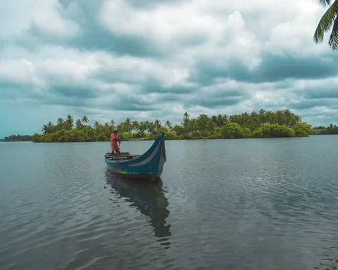 Lakshadweep Fishing Culture | Safari Sutra Holidays Local fishermen in traditional boats — cultural experience in Lakshadweep | Safari Sutra