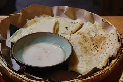 Local Food in Malaysia | Safari Sutra Holidays Roti canai and teh tarik Malaysian street food — Indian-friendly food in Malaysia | Safari Sutra Holidays