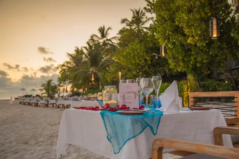 Local Food & Dining in the Maldives | Safari Sutra Holidays Freshly grilled fish and Maldivian seafood served at a beachside restaurant | Safari Sutra