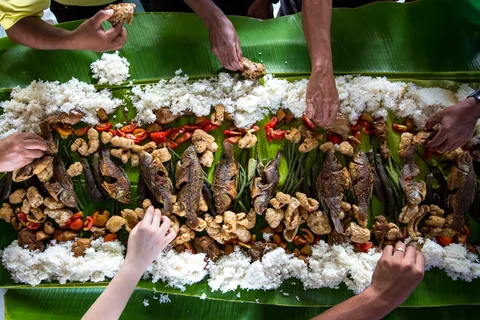 Local Filipino Food Experience | Safari Sutra Holidays Fresh grilled seafood on a sandbar in the Philippines — local food experience for Indian travellers