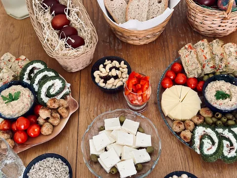 Local Food Romania | Safari Sutra Holidays Traditional Romanian cuisine — food guide for Indian travellers on Romania tour packages | Safari Sutra Holidays