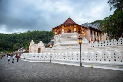 Buddhist Culture and Temples in Sri Lanka | Safari Sutra Holidays Temple of the Tooth Kandy Sri Lanka – Buddhist culture and heritage | Safari Sutra