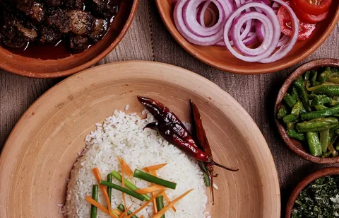 Local Food in Sri Lanka | Safari Sutra Holidays Sri Lankan rice and curry – local cuisine for Indian vegetarian travellers | Safari Sutra