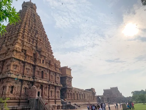 Brihadeeswarar Temple Thanjavur | Safari Sutra Holidays Brihadeeswarar Temple Thanjavur — Tamil Nadu heritage tour packages from Mumbai and Bangalore