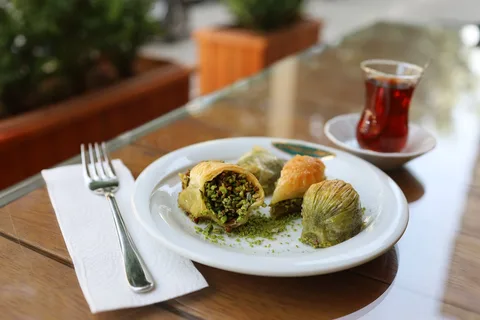 Turkish Cuisine Experience | Safari Sutra Holidays Turkish meze spread and baklava — local cuisine on Turkey tour package from India | Safari Sutra