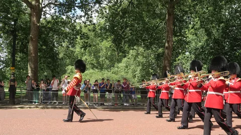 Changing of the Guard London UK | Safari Sutra Holidays Changing of the Guard ceremony London — cultural experience UK tour packages | Safari Sutra Holidays