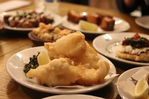 Local Food Experience United Kingdom | Safari Sutra Holidays Fish and chips in a British harbour pub — local food experience United Kingdom | Safari Sutra Holidays