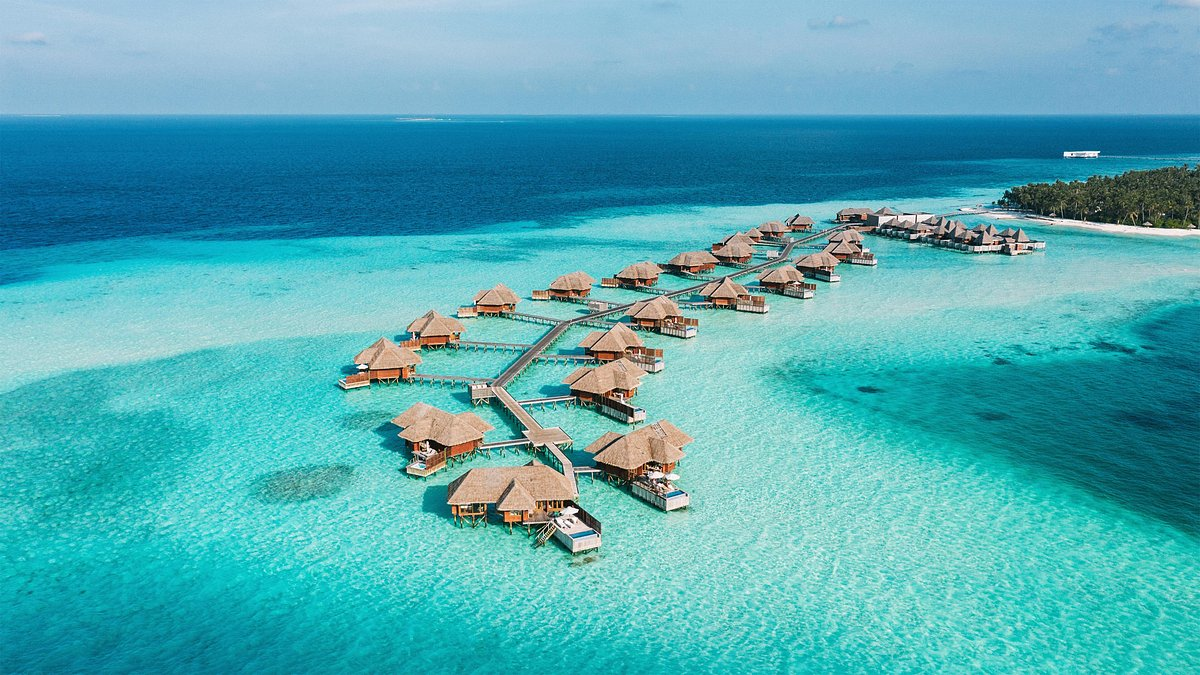 Overwater bungalows in Maldives Overwater bungalows on turquoise Maldivian sea