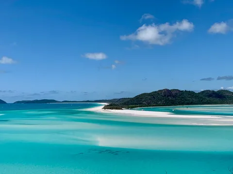 Australia Honeymoon Circuit: Sydney, Whitsundays & Wine Country | Safari Sutra Holidays Whitehaven Beach Whitsundays Australia turquoise water — honeymoon package from India