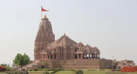 Gujarat Sacred Circuit: Dwarka, Somnath & Palitana for Senior Travellers | Safari Sutra Holidays Dwarkadhish temple in Dwarka Gujarat at morning with pilgrims — Gujarat senior pilgrimage tour from India