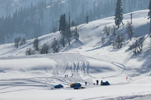 Kashmir in Winter: Snow on the Gondola, Ice on the Lake & Fire in the Kangri - Gallery Image 1 Kashmir in Winter: Snow on the Gondola, Ice on the Lake & Fire in the Kangri gallery 01