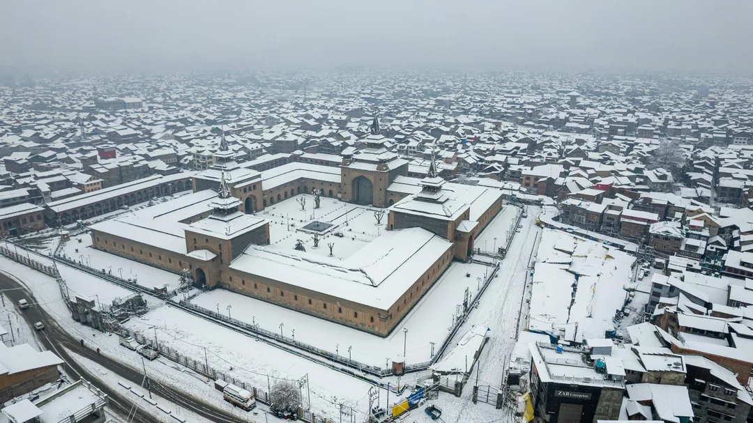 Kashmir in Winter: Snow on the Gondola, Ice on the Lake & Fire in the Kangri gallery 04
