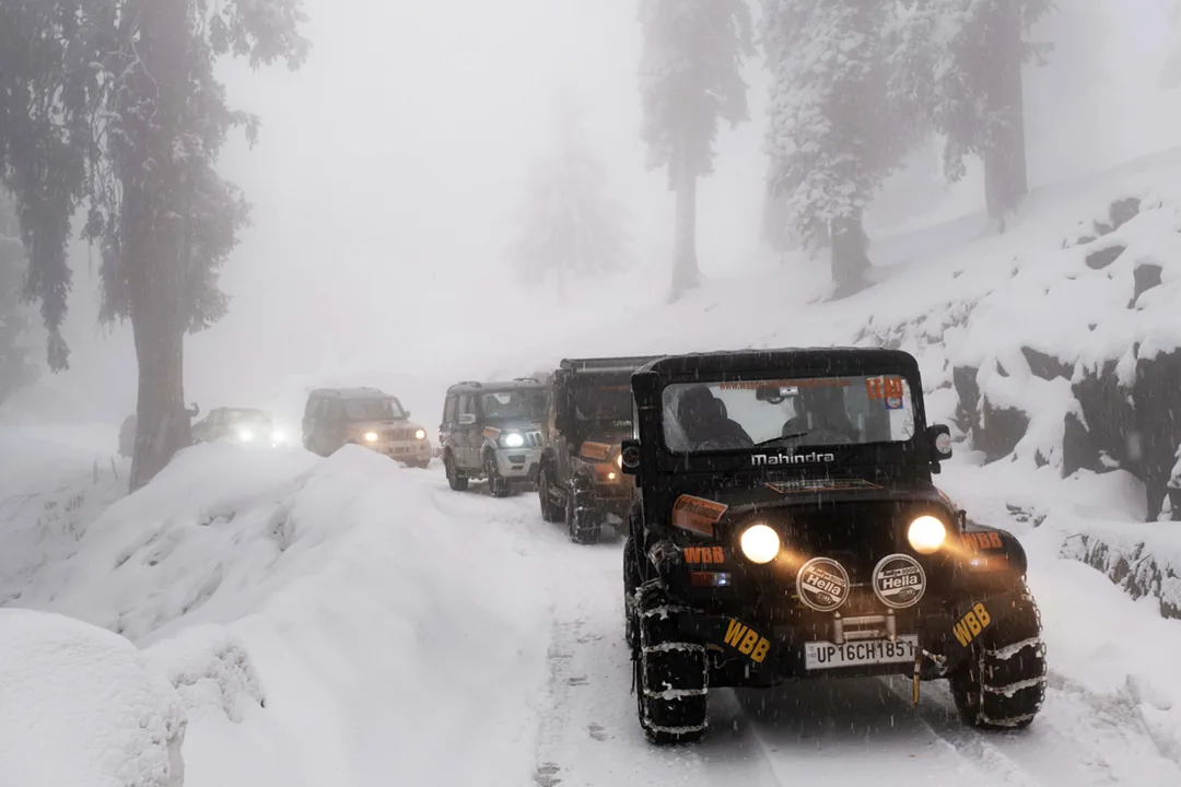 Kashmir in Winter: Snow on the Gondola, Ice on the Lake & Fire in the Kangri gallery 05