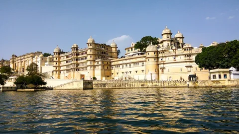 Rajasthan Lakeside Romance: Udaipur, Jodhpur & Blue City Sunsets | Safari Sutra Holidays Lake Pichola at sunset with City Palace reflection in Udaipur — Rajasthan honeymoon package from India